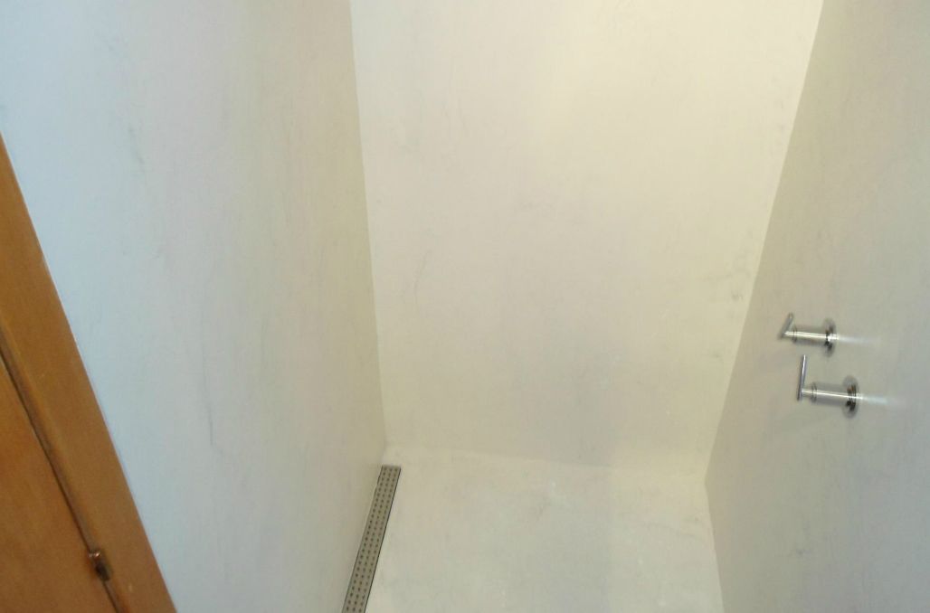 RIVESTIMENTO INTERNO DOCCIA pavimentimicrocmento.it
